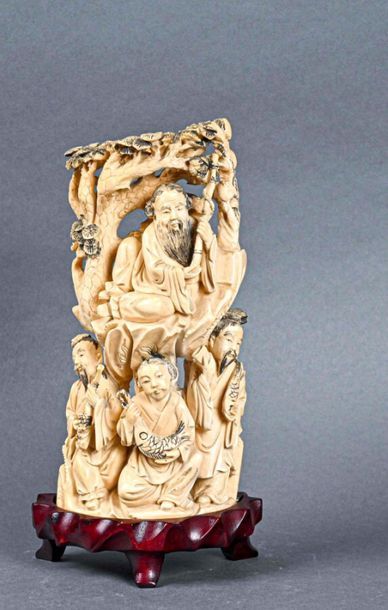 null ** CHINE - Vers 1900
Groupe en ivoire sculpté, à sujet de quatre personnages...