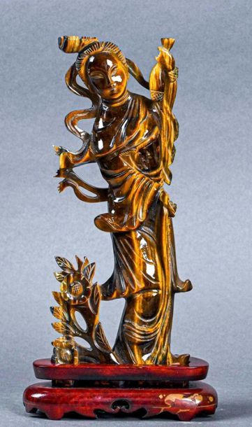null CHINE - Début du XXe siècle
Guanyin en oeil de tigre sculpté, sur un socle en...