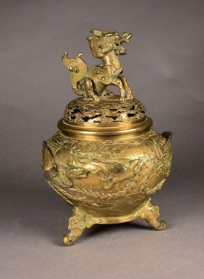 null JAPON - Epoque MEIJI (1868-1912)
Brûle parfum tripode en bronze, la panse ornée...