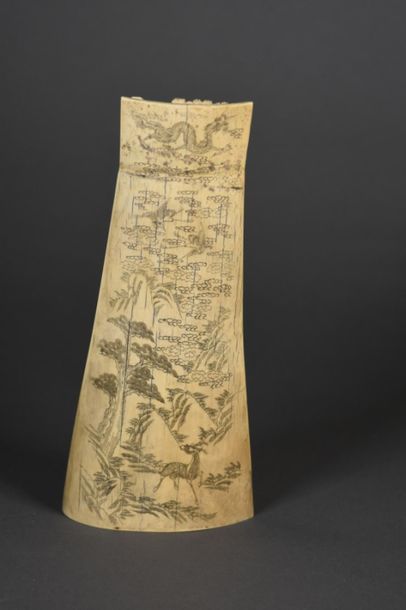 null **CHINE, Canton - XIXe siècle
Accoudoir de calligraphe en ivoire sculpté en...