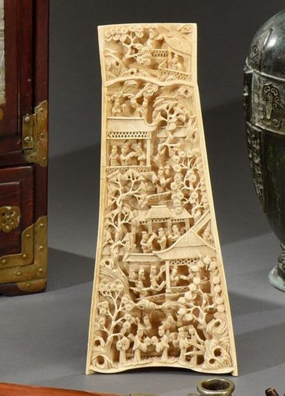 null **CHINE, Canton - XIXe siècle
Accoudoir de calligraphe en ivoire sculpté en...