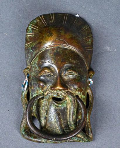 null INDOCHINE - Vers 1900
Heurtoir de porte en bronze patiné, à forme d'un personnage...