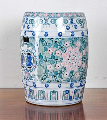 null CHINE - XXe siècle
Tabouret en porcelaine, à décor bleu, rose et vert de fleurs,...