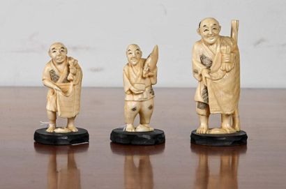 null ** JAPON - Début du XXe siècle
Trois okimonos en ivoire sculpté représentant...