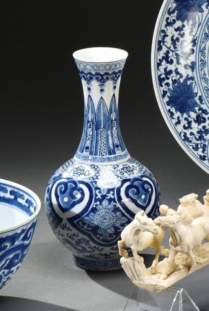 null CHINE - XIXe siècle
Vase balustre en porcelaine, à décor bleu et blanc de style...