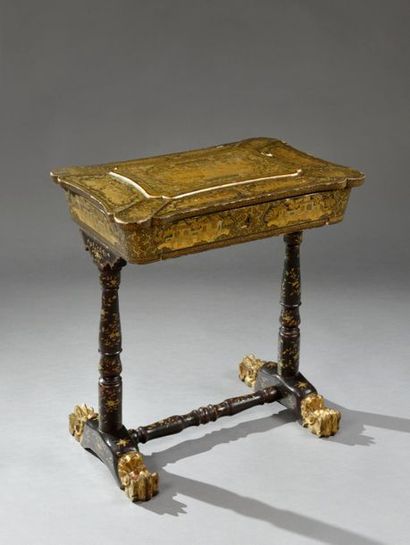 null CHINE, Canton - XIXe siècle
Table à ouvrage en bois laqué, le plateau à décor...