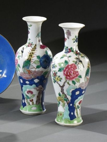 null CHINE - XIXe siècle
Paire de vases en porcelaine à décor polychrome de style...