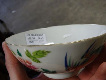 null CHINE - XIXe siècle
Paire de petits bols en porcelaine, à décor polychrome de...