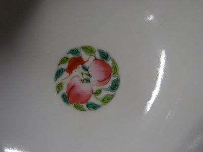 null CHINE - XIXe siècle
Paire de petits bols en porcelaine, à décor polychrome de...