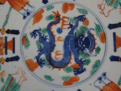 null CHINE - XIXe siècle
Assiette en porcelaine, à décor polychrome de style Qianlong...