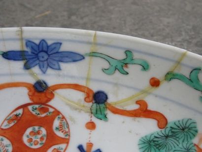 null CHINE - XIXe siècle
Assiette en porcelaine, à décor polychrome de style Qianlong...