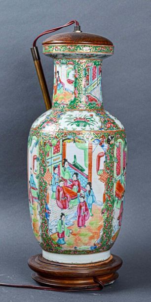 null CHINE, Canton - XIXe siècle
Vase en porcelaine, monté en lampe
H. 36 cm
Percé...