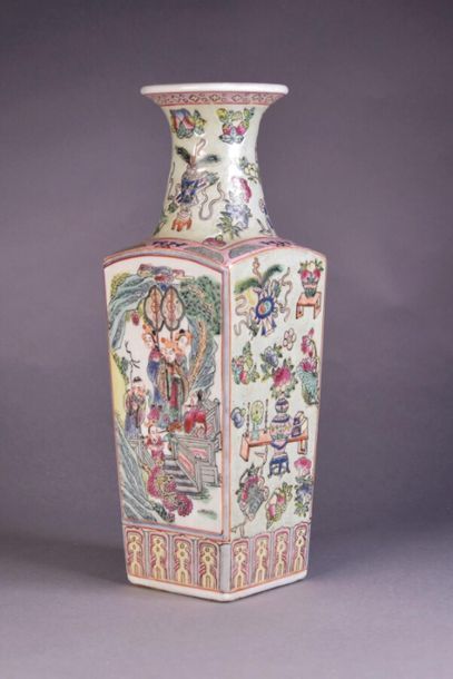 null CHINE - XXe siècle
Vase balustre carré en porcelaine, à décor alterné de personnages...