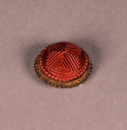 null CHINE - XIXe siècle
Bouton de mandarin à motif géométrique en laque cinabre,...