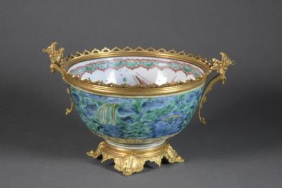 null JAPON, Imari - Epoque MEIJI (1868-1912)
Coupe en porcelaine sur piédouche, à...