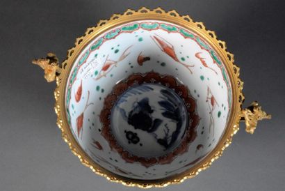 null JAPON, Imari - Epoque MEIJI (1868-1912)
Coupe en porcelaine sur piédouche, à...