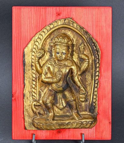 null TIBET
Plaque en bronze doré, à décor repoussé de Vishnou dans une mandorle
Fin...