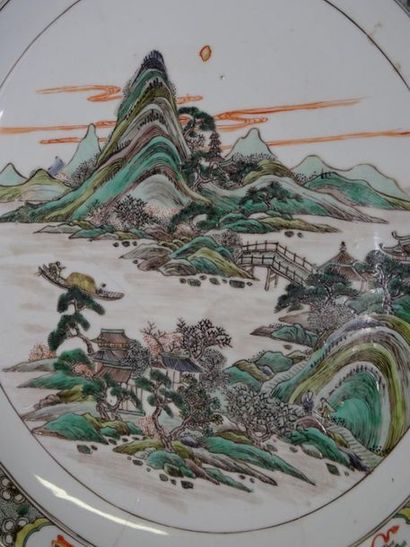 null CHINE - XIXe siècle
Grand plat en porcelaine, à décor famille verte d'un paysage...