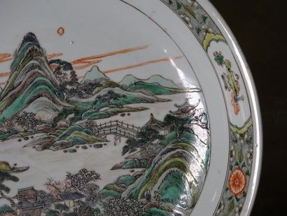 null CHINE - XIXe siècle
Grand plat en porcelaine, à décor famille verte d'un paysage...