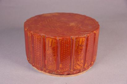 null INDOCHINE - XIXe siècle
Boîte cylindrique polylobée en bois laqué rouge et or,...