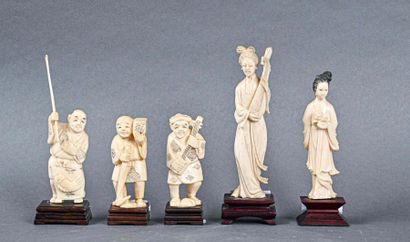 null ** JAPON - Début du XXe siècle
Lot comprenant trois okimonos en ivoire sculpté,...