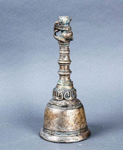 null INDE/NEPAL
Cloche en bronze argenté
XXe siècle
H. 24 cm