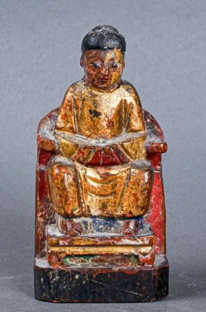 null CHINE - XIXe siècle
Petit dignitaire assis en bois laqué et doré 
H. 12 cm
Sauts...