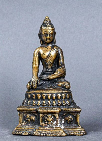 null NEPAL - XXe siècle
Bouddha en bronze, assis en position de bhumisparsha, sur...
