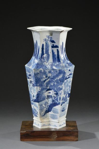 null CHINE - XIXe siècle
Grand vase engagé multifaces en porcelaine, à décor bleu...