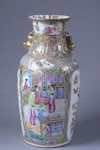 null CHINE, Canton - XIXe siècle
Vase en porcelaine, le col plissé
H. 38 cm
Accidents...