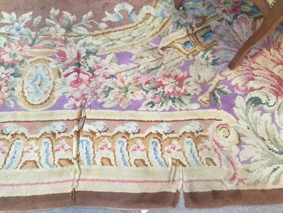 null Très grand tapis français au point noué à décor central d'une rosace ovale sur...