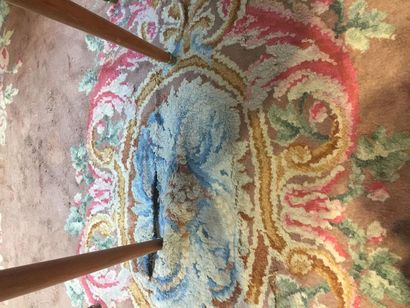 null Très grand tapis français au point noué à décor central d'une rosace ovale sur...