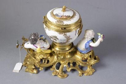 null Pot-pourri en porcelaine à décor polychrome de scènes animées fluviales dans...