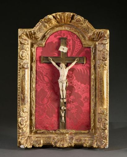null ** Crucifix en ivoire, Christ expirant le perizonium noué à gauche, avec crâne...
