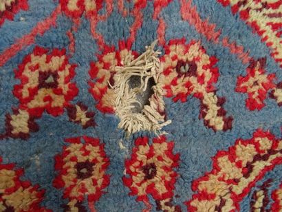  SMYRNE Très grand tapis en laine Koula (Turquie) à décor central d'un médaillon...