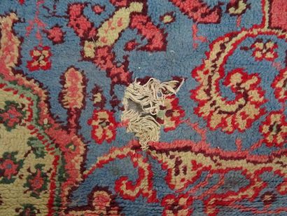  SMYRNE Très grand tapis en laine Koula (Turquie) à décor central d'un médaillon...