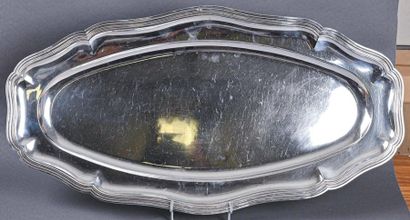 null Très grand plat à poisson en argent, filets contours.
L. 60 cm BL
Poids : 1930...