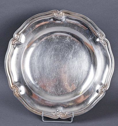 null Grand plat rond demi-creux en argent, filets contours, agrafé de coquilles et...