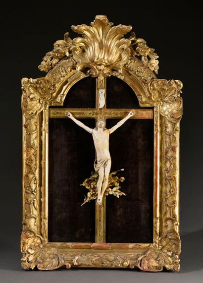 null ** Christ expirant en ivoire dans un cadre en bois doré sculpté de palmettes...