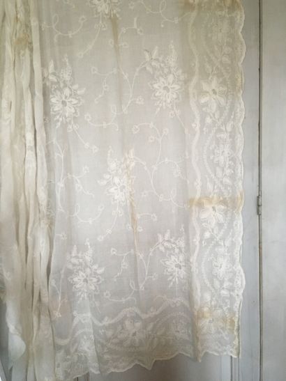 null Réunion de rideaux en mousseline de coton brodée, première moitié du XIXe siècle,

broderie...