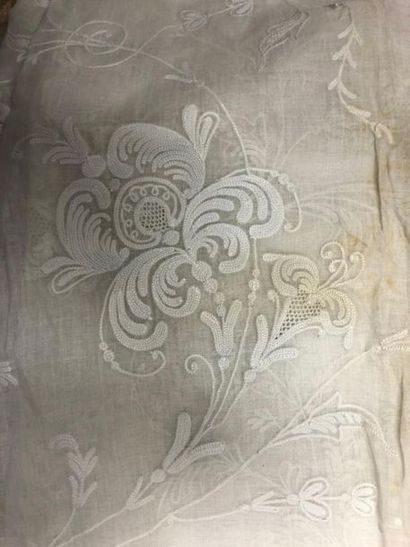 null Paire de rideaux en mousseline de coton brodé, milieu du XIXe siècle,

broderie...