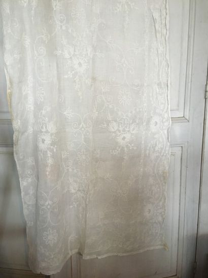 null Trois paires de rideaux en mousseline de coton brodée, première moitié du XIXe...