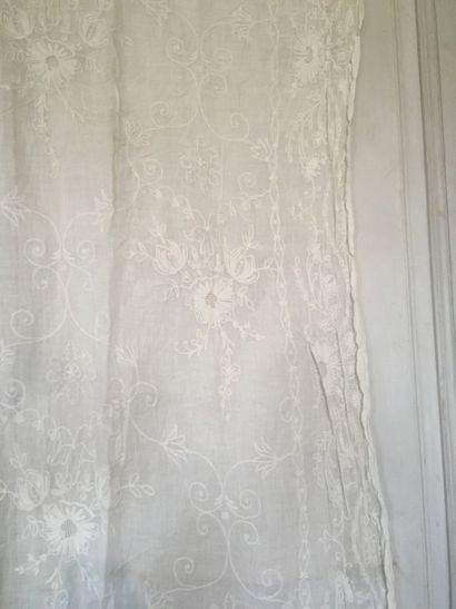 null Trois paires de rideaux en mousseline de coton brodée, première moitié du XIXe...