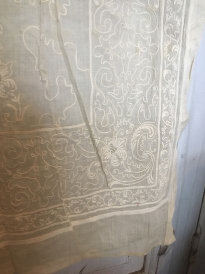 null Deux paires de rideaux en mousseline de coton brodée, première moitié du XIXe...