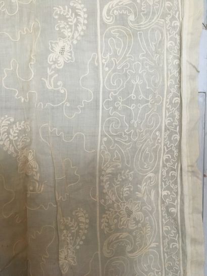 null Deux paires de rideaux en mousseline de coton brodée, première moitié du XIXe...