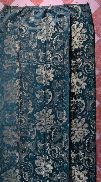 null Ensemble de trois rideaux en brocatelle, milieu du XIXe siècle,

lin et soie...