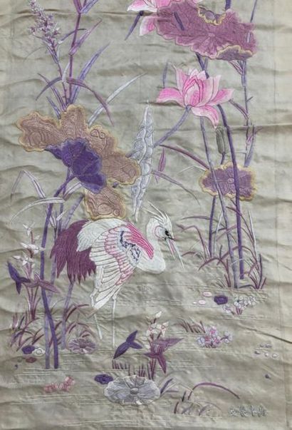 null Deux feuilles de paravent brodées, Chine, vers 1900,

satin gris clair brodé...