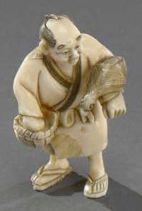 JAPON - Époque TAISHO (1912-1926) 
** Falconer and man in basket, two ivory netsukés
H....