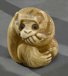 JAPON - Début d'époque SHOWA (1926-1986) 
**Sitting monkey
Netsuke in ivory, eyes...