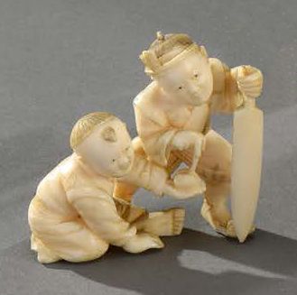JAPON - Epoque MEIJI (1868-1912) 
**Petit okimono en ivoire, à sujet de deux enfants...